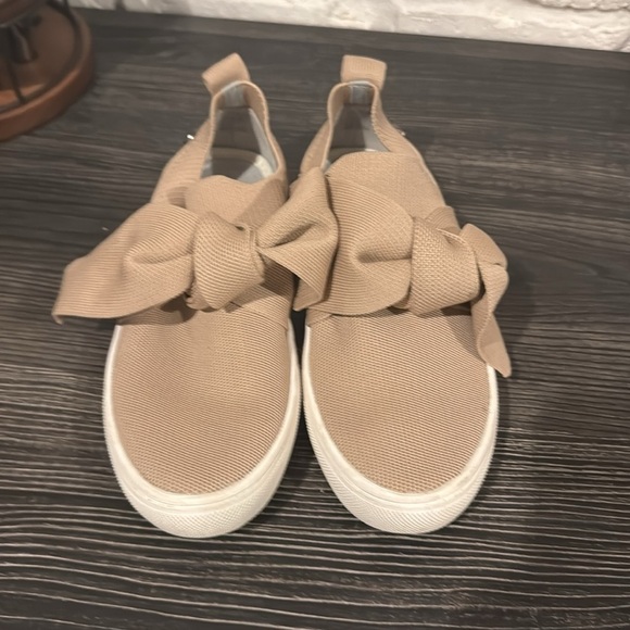 Women's Bernie Mev. New York Tan Slip-On knot Sneakers with Bow - Picture 2 of 4